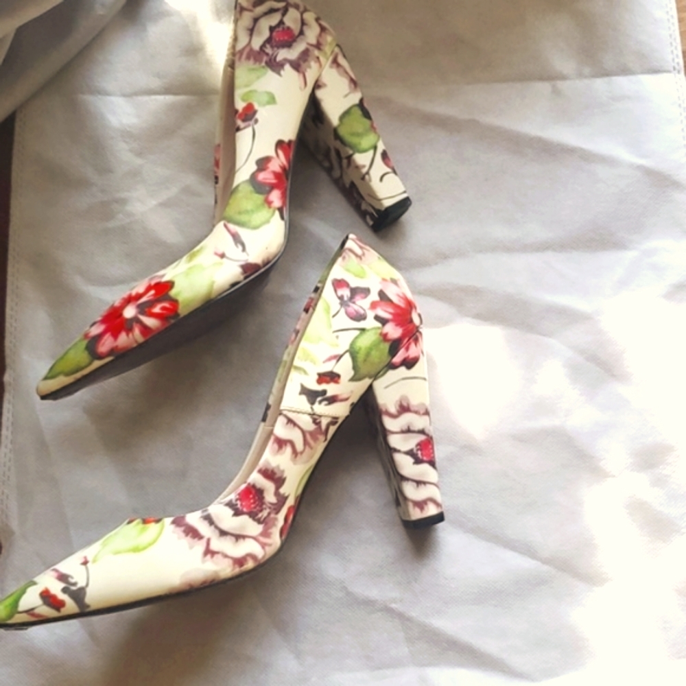 Giovanna Pash Cream/Yellow Background w/ Flowers Leather Shoes Size 37 / 7.5 / 8